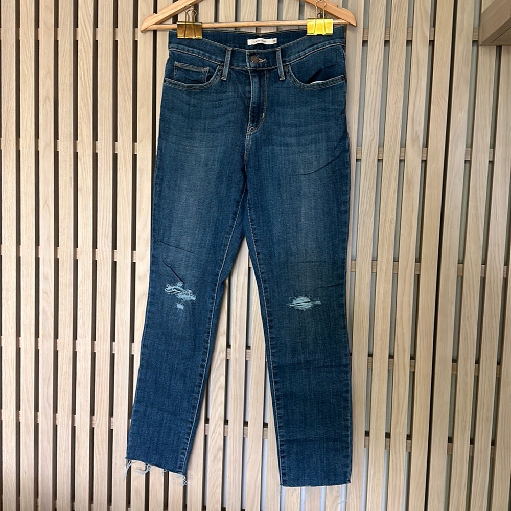 Levi’s distressed skinny jean